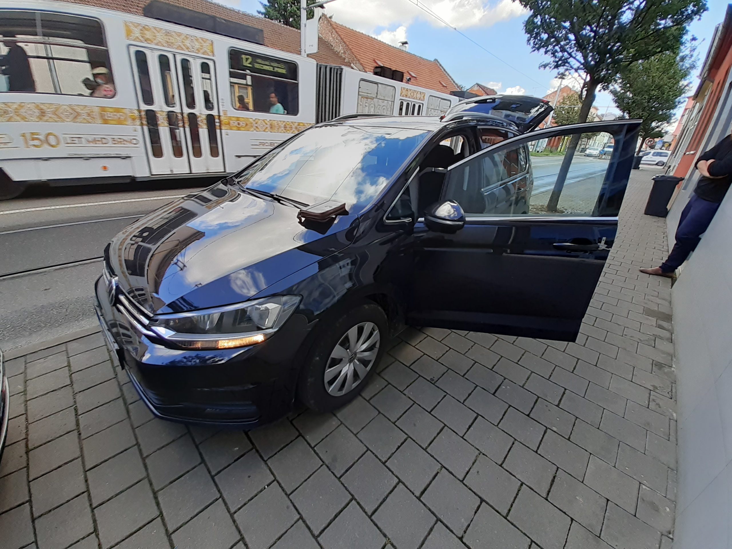 Otevreni auta VW Touran v Brne